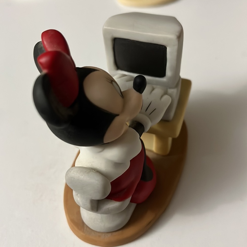 Typist Mini Mouse figurine! - Picture 2 of 4